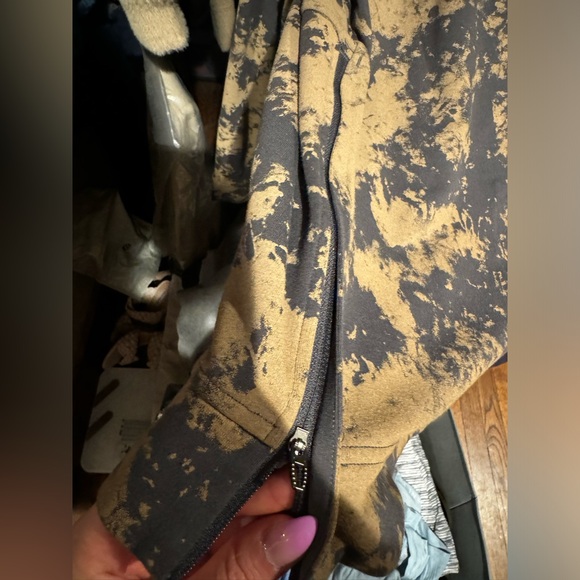 lululemon crew neck with side zipper. Like new - Picture 2 of 2